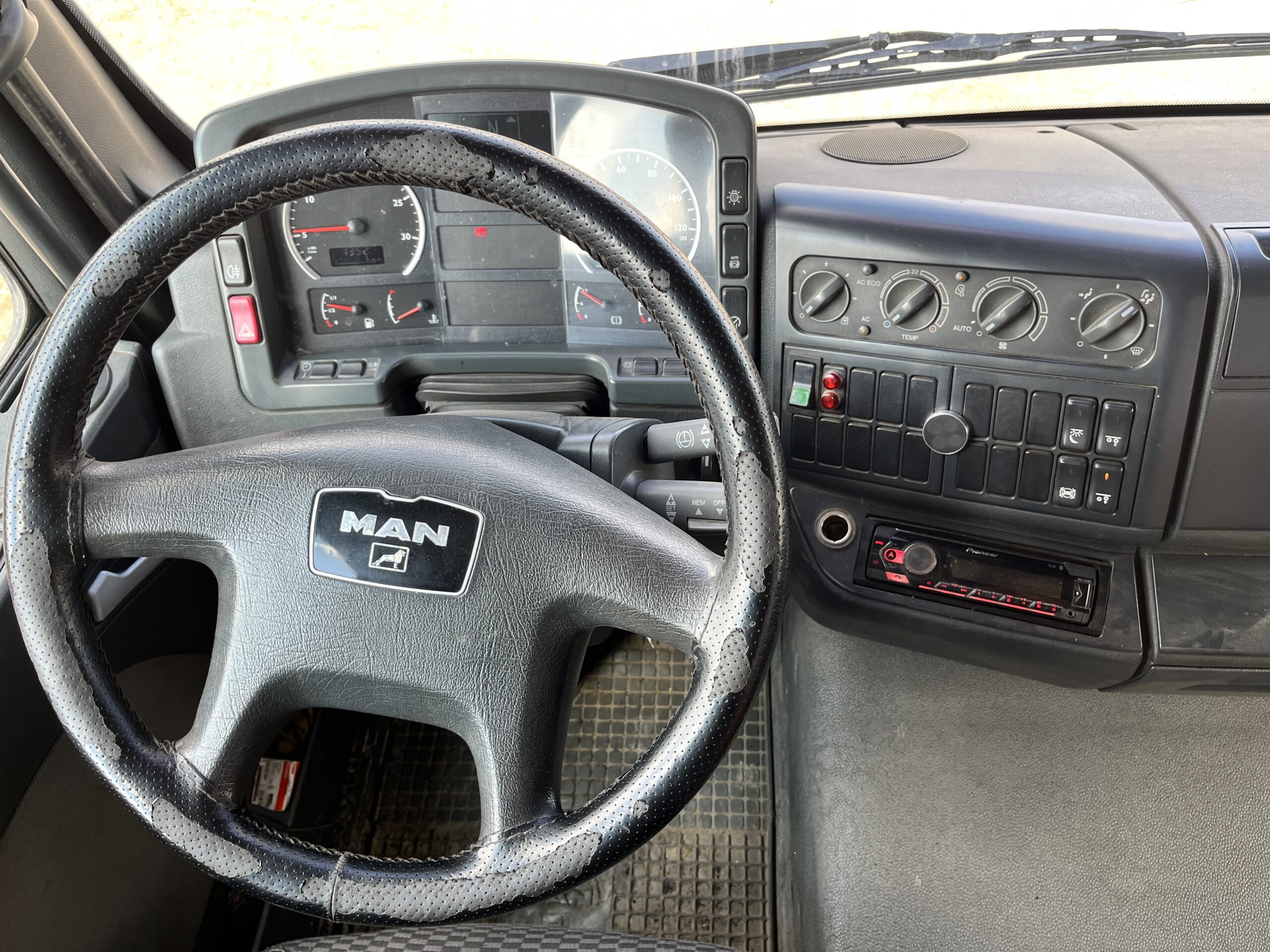 CAMIÓN GRÚA MAN TGA 26.350 - Imagen 12