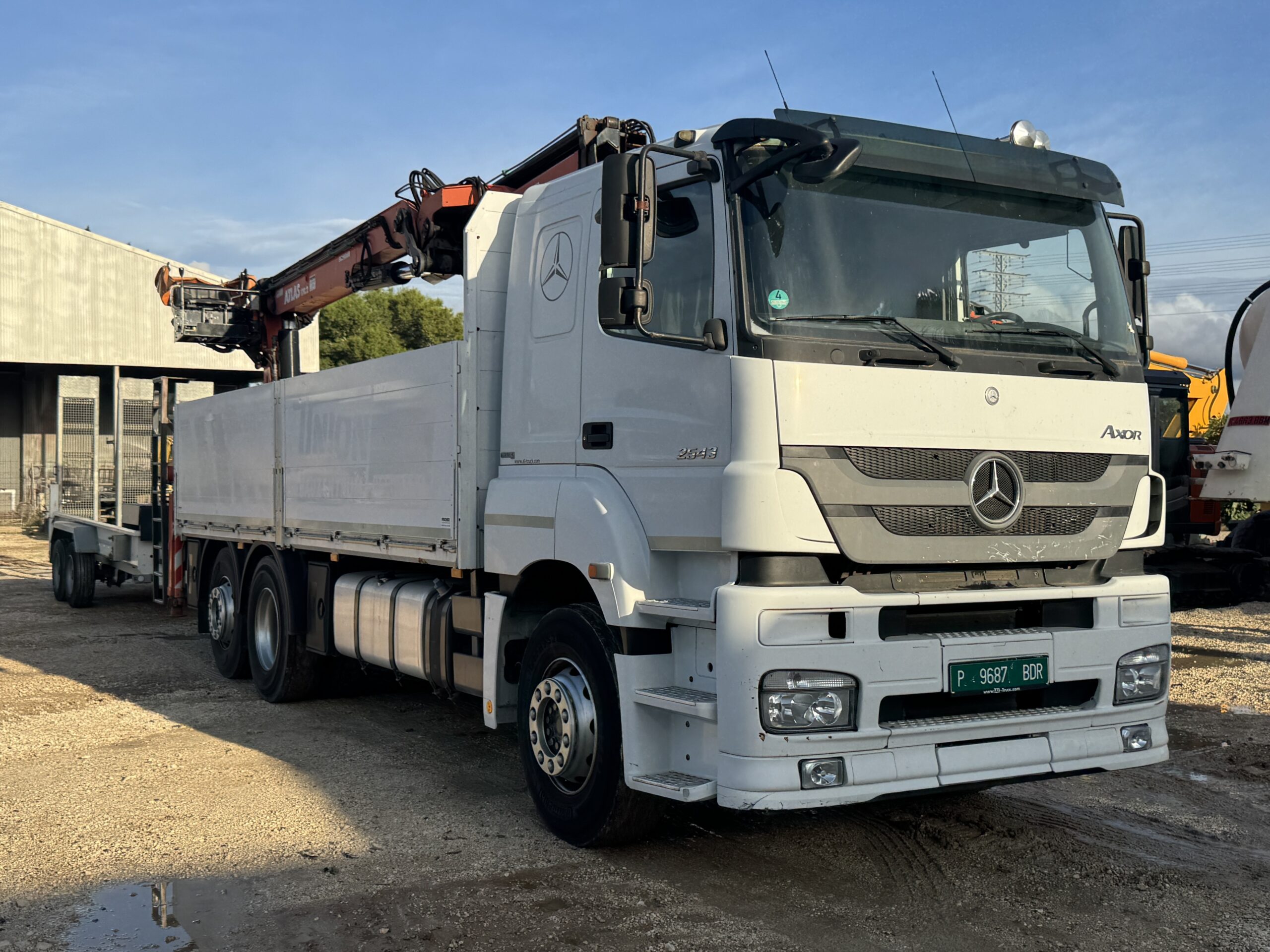 CAMIÓN CON GRÚA MERCEDES AXOR 2543